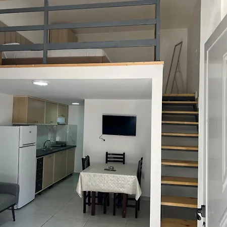 Me Qera * Golem (Tirana)