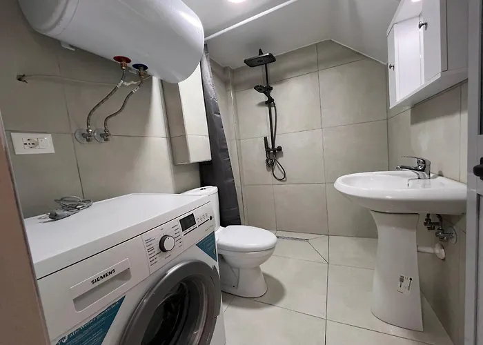 Me Qera Golem (Tirana)