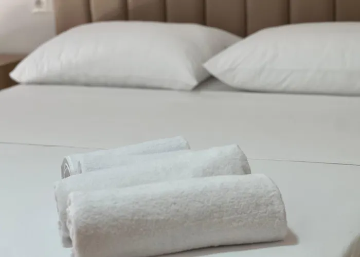 Me Qera * Golem (Tirana)